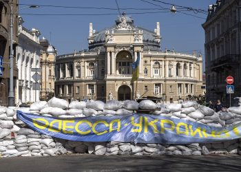 Una barricada ucraniana reforzada frente al edificio de la ópera de Odessa. | Foto: NBC