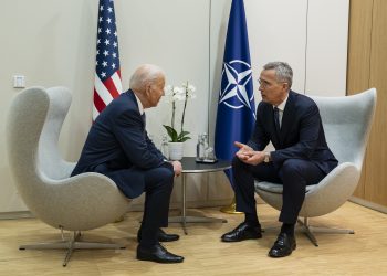 Joe Biden y el secretario general de la OTAN, Jens Stoltenberg, conversan hoy. Foto: twitter.com/POTUS.