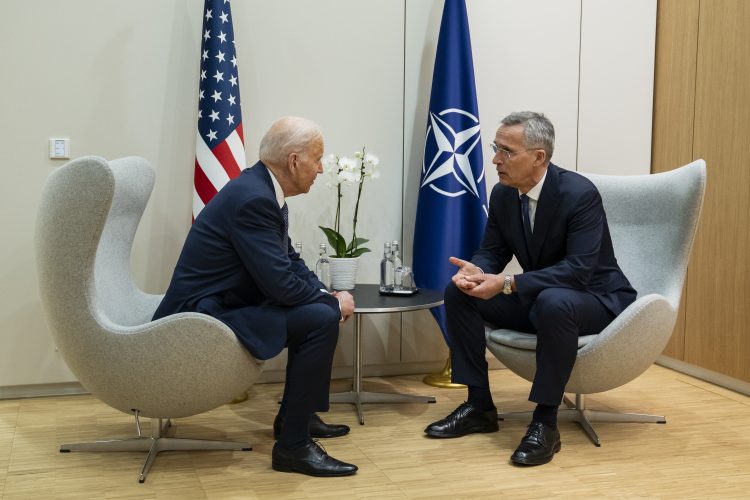 Joe Biden y el secretario general de la OTAN, Jens Stoltenberg, conversan hoy. Foto: twitter.com/POTUS.
