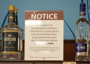 Una tienda de licores anuncia su participación en el boicot al vodka ruso. Foto: Keith Srakocic / AP.