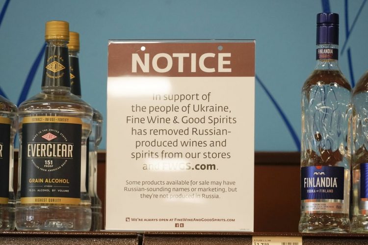 Una tienda de licores anuncia su participación en el boicot al vodka ruso. Foto: Keith Srakocic / AP.