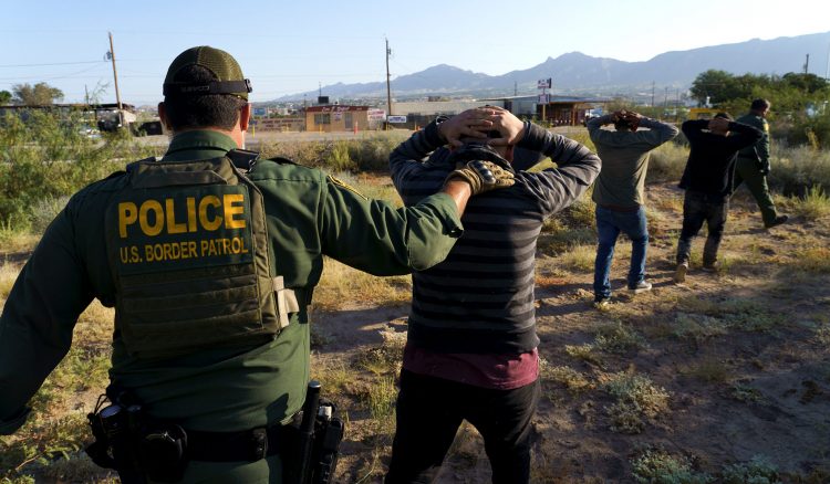 Un patrullero fronterizo escolta un indocumentado tras cruzar la frontera. | Foto: Paul Ratje/Reuters