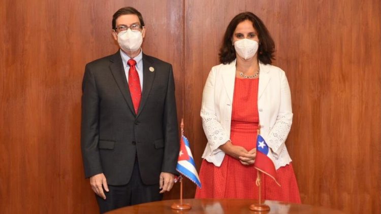 El canciller cubano Bruno Rodríguez junto a su homóloga chilena Antonia Urrejola, tras su llegada a Chile para asistir a la toma de posesión del presidente Gabriel Boric. Foto: @BrunoRguezP / Twitter.