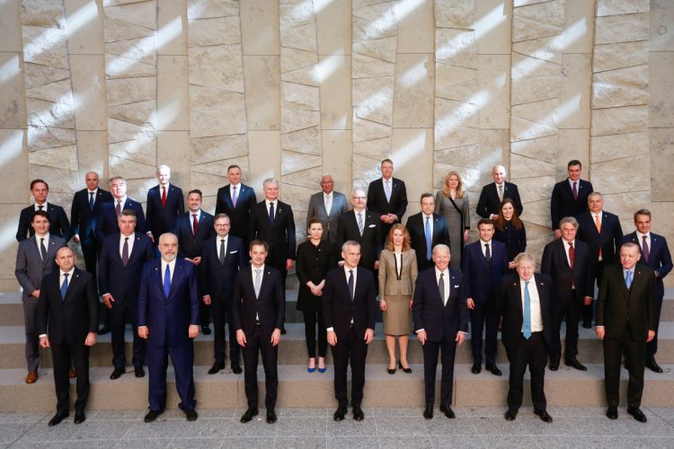 Foto de familia de los jefes de Estado y primeros ministros que participaron en la cumbre extraordinaria de la NATO en la sede de la Alianza en Bruselas, este jueves. | Foto: Stephanie Lecocq / Efe