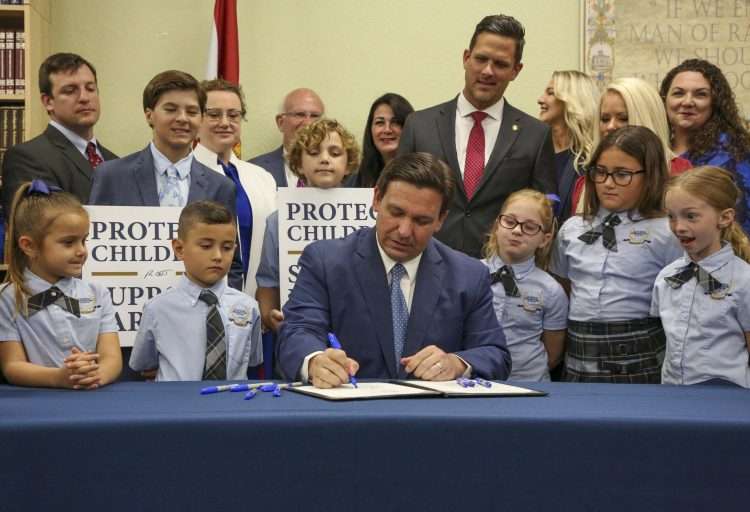 El gobernador de Florida, Ron DeSantis, firma el controversial decreto. Foto: Douglas R. Clifford/Tampa Bay Times.