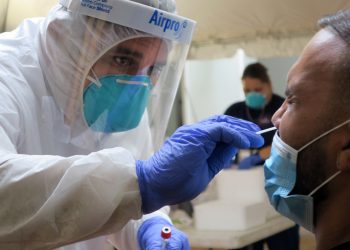Un técnico de laboratorio realiza una prueba para la detección del coronavirus, en San Juan, Puerto Rico. Foto: Jorge Muñiz / EFE.