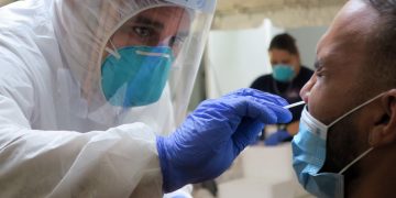 Un técnico de laboratorio realiza una prueba para la detección del coronavirus, en San Juan, Puerto Rico. Foto: Jorge Muñiz / EFE.