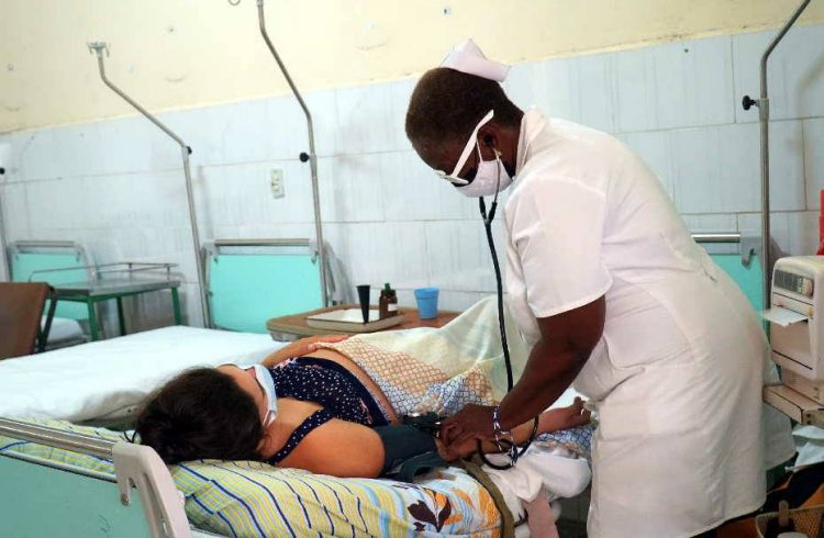 Enfermera chequea persona ingresada, en Sancti Spíritus. Foto: periódico Escambray.