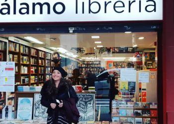 Elaine Vilar Madruda posa delante de la librería Cálamo. Foto: Cortesía de la entrevistada.