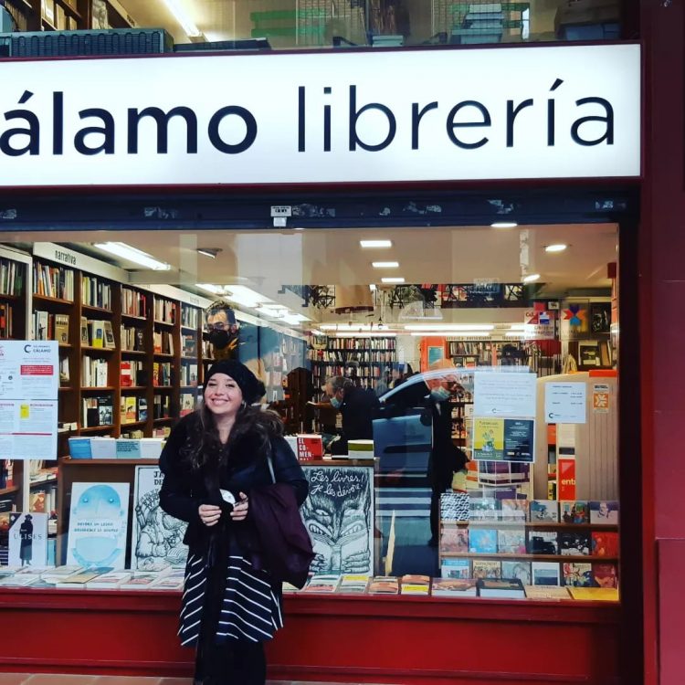 Elaine Vilar Madruda posa delante de la librería Cálamo. Foto: Cortesía de la entrevistada.