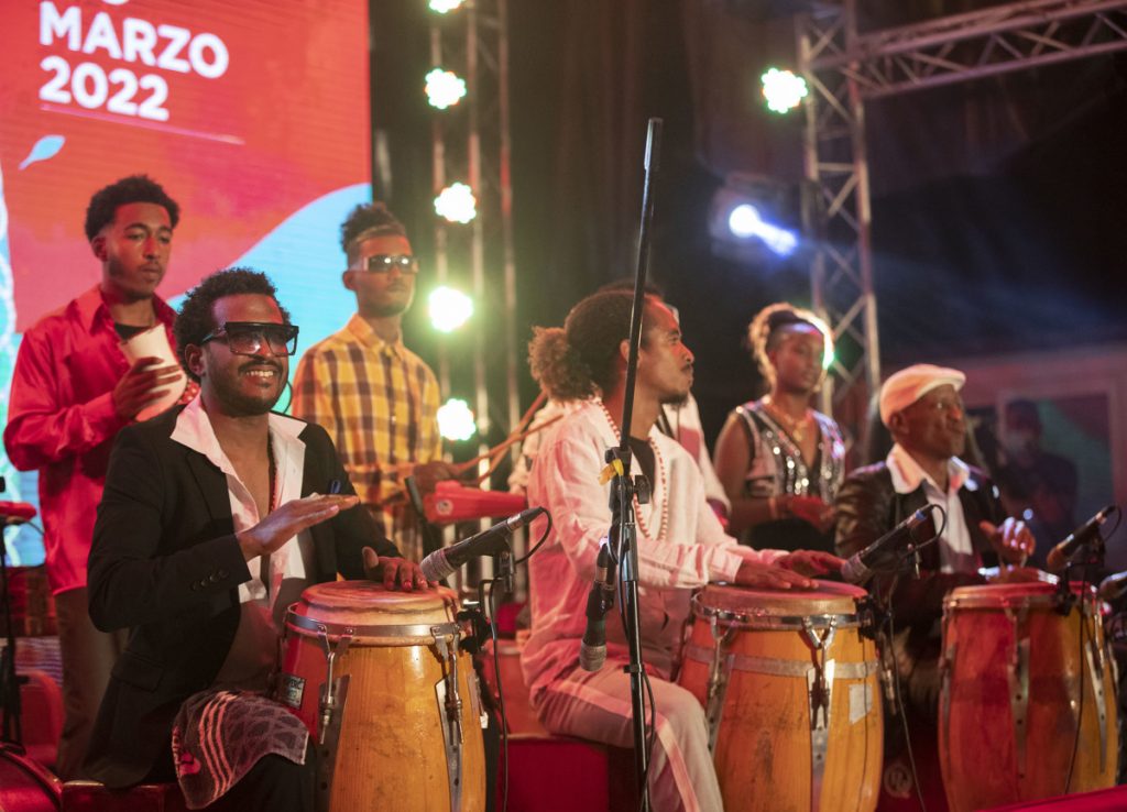 Integrantes de la agrupación Los Muñequitos de Matanzas durante la XIX edición de la Fiesta del Tambor, en el Salón Rosado de La Tropical, en La Habana. Foto: Yander Zamora / EFE.