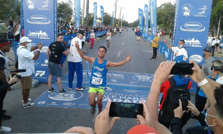 Francisco Ronnie Estévez Quintero a su entrada triunfal a la meta de la III Media Maratón de Varadero. Foto: ACN