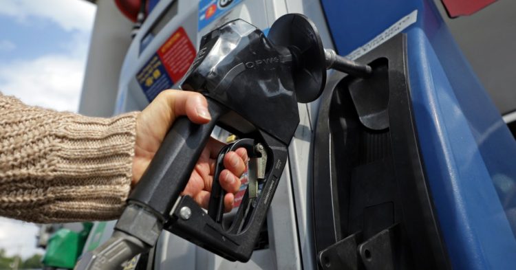 La medida persigue bajar los precios de venta de la gasolina. Foto: Time.