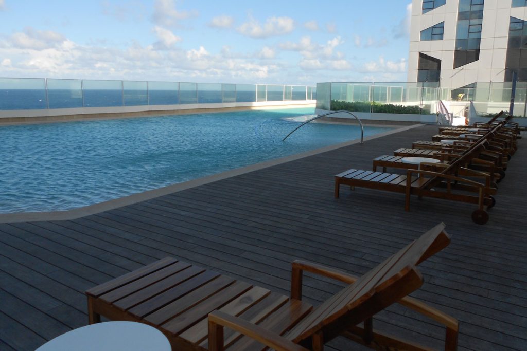 Vista de la piscina del Hotel Grand Aston La Habana. Foto: cubatravelnetwork.com / Archivo.