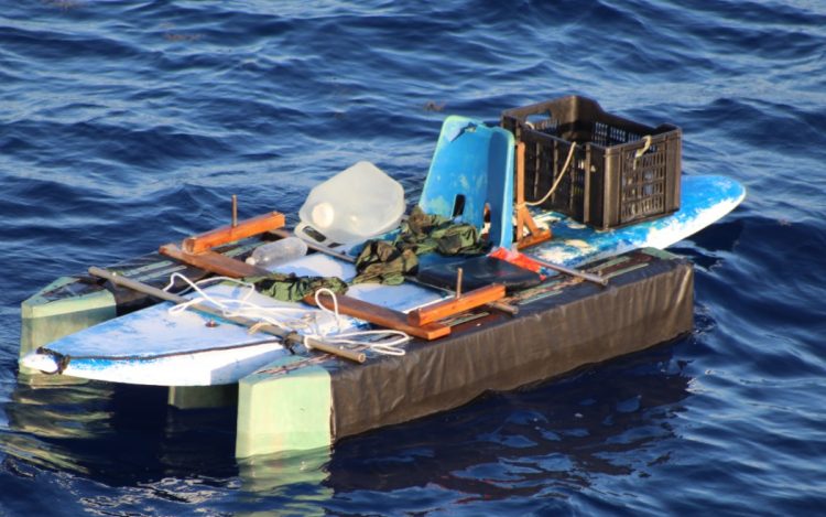 Según la Guardia Costera, los dos rescatados están bien de salud y van a ser transferidos a la Real Fuerza de Defensa de Bahamas. Foto: twitter.com/USCGSoutheast