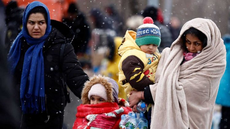 Refugiados que huyen de la invasión de Ucrania llegando al campamento de Przemysl, en Polonia, el 28 de febrero. REUTERS/YARA NARDI