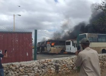 Incendio en una Base de la Empresa Transporte Escolar, en Cojímar, La Habana, el 26 de marzo de 2022. Foto: Mario Magallón / Facebook.