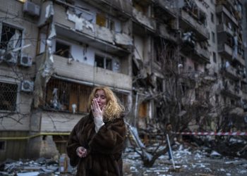 Una mujer llora frente a las ruinas del edificio donde vivía en la ciudad de Kiev. Foto: Los Angeles Times/AP.