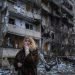 Una mujer llora frente a las ruinas del edificio donde vivía en la ciudad de Kiev. Foto: Los Angeles Times/AP.