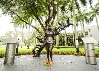 La Universidad Internacional de la Florida (FIU) inauguró este martes un memorial en recuerdo de las seis personas que murieron tras el desplome en 2018 de un puente peatonal en construcción en Miami. Foto: Margi Rentis/FIU /Efe.