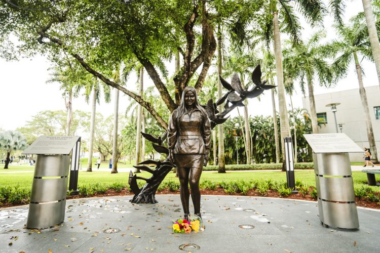 La Universidad Internacional de la Florida (FIU) inauguró este martes un memorial en recuerdo de las seis personas que murieron tras el desplome en 2018 de un puente peatonal en construcción en Miami. Foto: Margi Rentis/FIU /Efe.