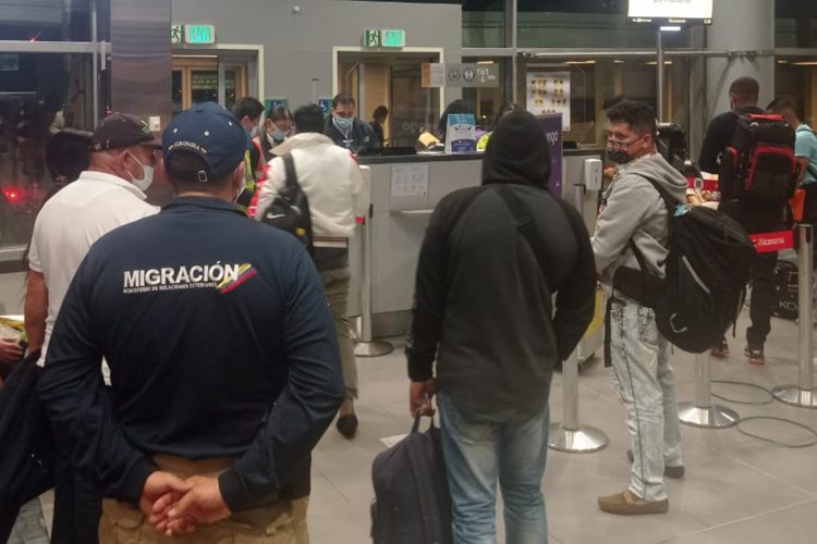 Un oficial de la autoridad migratoria mientras acompaña a un grupo de ciudadanos cubanos en el Aeropuerto Internacional El Dorado de Bogotá (Colombia). Foto: Migración Colombia /Efe.