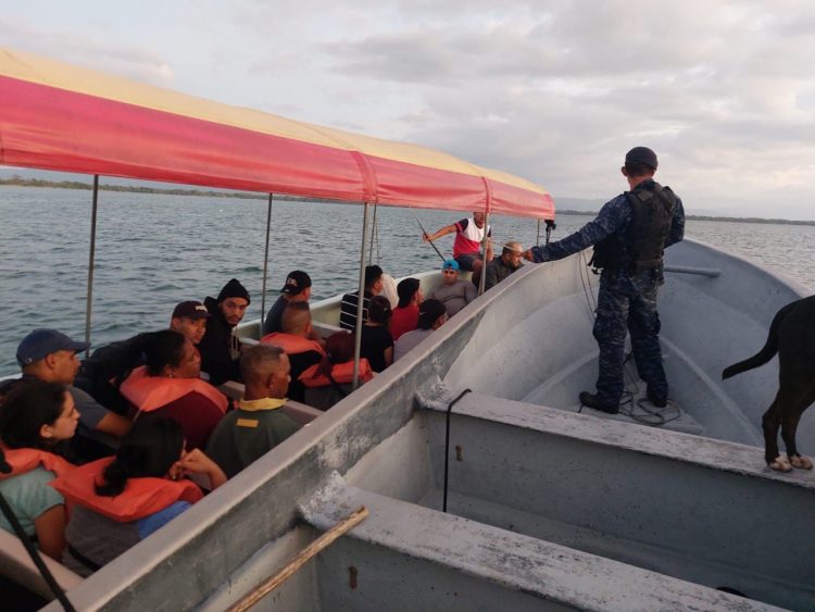 Un grupo de migrantes cubanos fue detenido por el Apostadero naval de Agua Dulce, a bordo de tres embarcaciones. Ocho viajaban por vía terrestre en Guatemala. Foto: Instituto Guatemalteco de Migración.