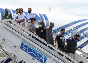 Grupo de migrantes irregulares cubanos procedentes de México llegan al Aeropuerto Internacional José Martí de La Habana, Cuba, el 9 de marzo de 2022. Foto: Marcelino Vázquez Hernández/ACN.