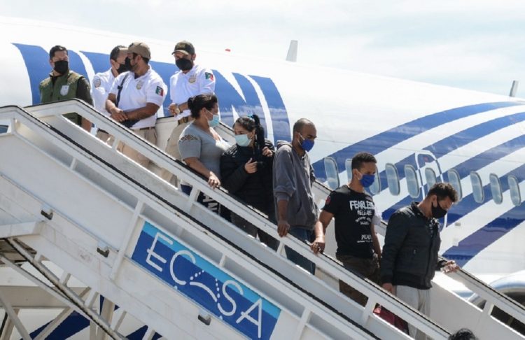 Grupo de migrantes irregulares cubanos procedentes de México llegan al Aeropuerto Internacional José Martí de La Habana, Cuba, el 9 de marzo de 2022. Foto: Marcelino Vázquez Hernández/ACN.