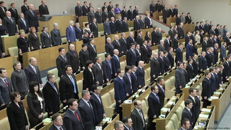 El Parlamento ruso aprueba por unanimidad las medidas de  Putin contra la prensa nacional y extranjera. Foto: Simon Vanderlay / AP.