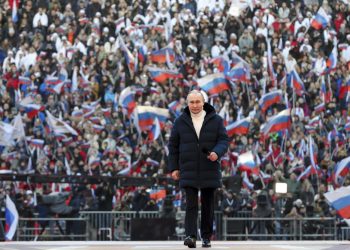 El presidente Vladimir Putin en el evento nacionalista en Moscú el viernes 18 de marzo. Foto:  Mikhail Klimentyev / Kremlin Poll via AP.