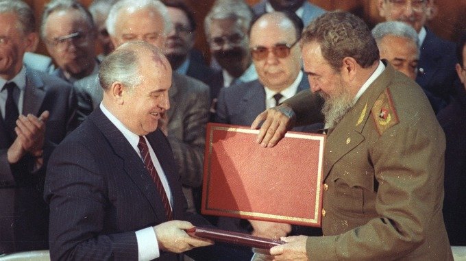 El presidente de Cuba, Fidel Castro (der.), y el líder soviético, Mikhail Gorbachev (izq.), intercambian documentos durante una ceremonia de firma del tratado en La Habana en esta foto de archivo del 4 de abril de 1989.  REUTERS/Gary Hershorn/Archivos (CUBA)