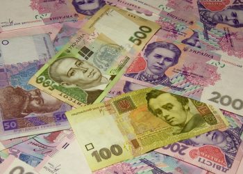 El Hryvnia, la moneda ucraniana está comenzando a tener dificultades en circular internacionalmente. Las criptomonedas seria una alternativa. | Foto: Reuters