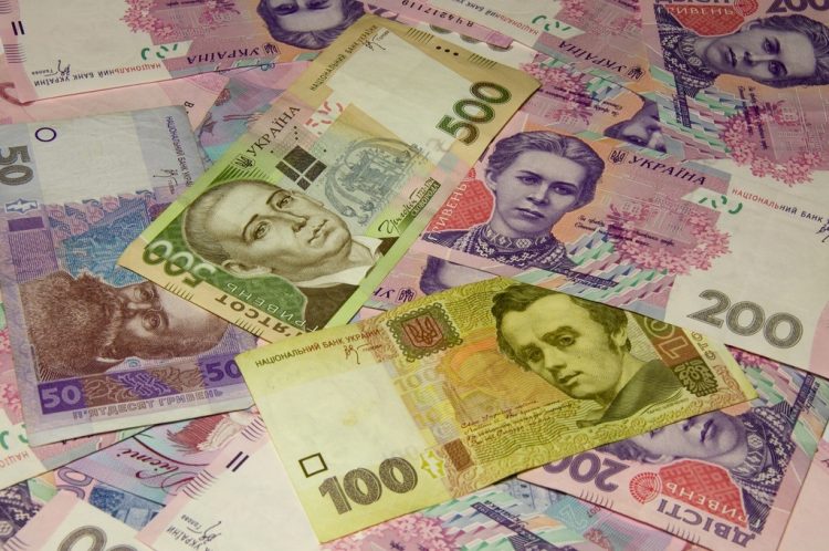 El Hryvnia, la moneda ucraniana está comenzando a tener dificultades en circular internacionalmente. Las criptomonedas seria una alternativa. | Foto: Reuters