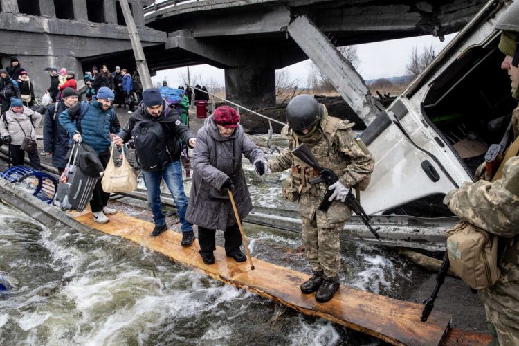 Residentes de Kyprin son evacuados por el ejército ucraniano después de los bombardeos de fin de semana. Foto: Chris McGrath / Getty Images