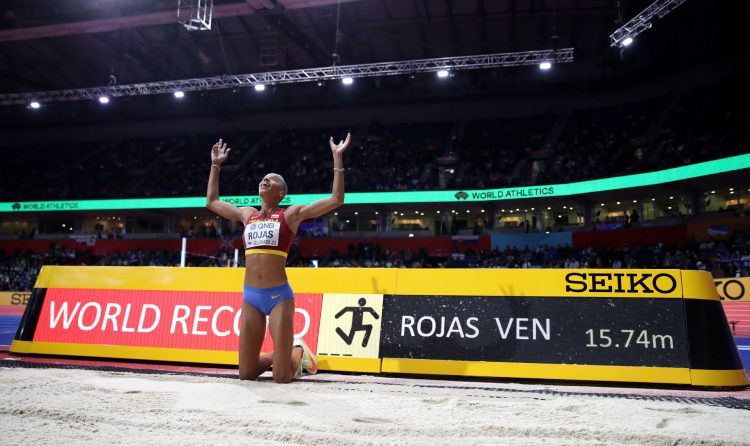Rojas tenía el récord mundial absoluto por los 15.67 metros con los cuales alcanzó el título olímpico en Tokio 2020, y el de pista cubierta en los 15.43, obtenidos hace dos años en Madrid. Foto: twitter.com/WorldAthletics