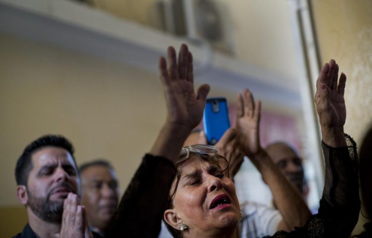 Los evangélicos oran durante una misa en una iglesia en La Habana, Cuba, el domingo 27 de enero de 2019. Foto: Ramón Espinosa/AP
