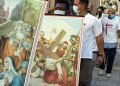 Fieles católicos cubanos participan en una procesión del Viernes Santo en La Habana, el 15 de abril de 2022. Foto: Ernesto Mastrascusa / EFE.