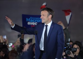 El presidente de Francia, Emmanuel Macron, celebra después de ganar la segunda vuelta de las elecciones presidenciales francesas, en el Campo de Marte, en París, Francia, el 24 de abril de 2022. Foto: Christophe Petit Tesson / EFE.