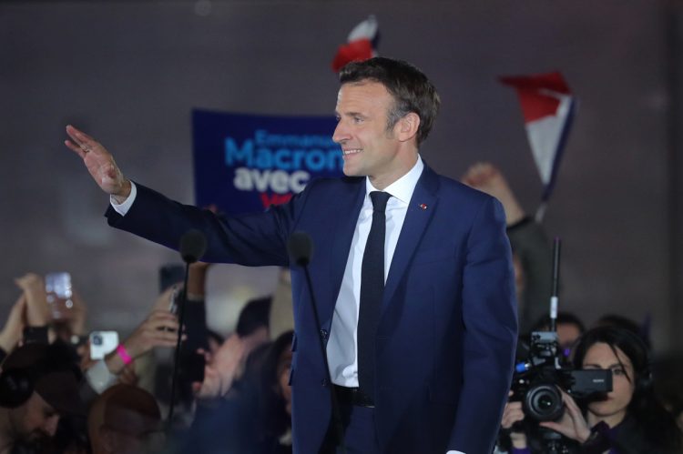 El presidente de Francia, Emmanuel Macron, celebra después de ganar la segunda vuelta de las elecciones presidenciales francesas, en el Campo de Marte, en París, Francia, el 24 de abril de 2022. Foto: Christophe Petit Tesson / EFE.