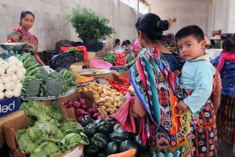 Mercado popular en Guatemala. Foto: PAHO/WHO.