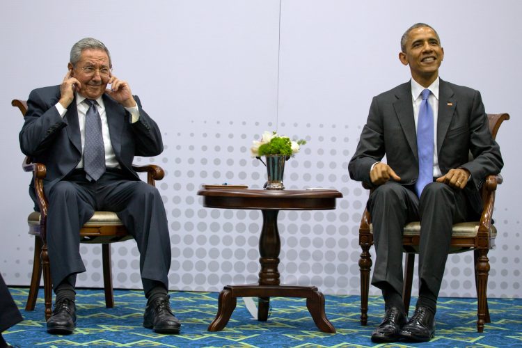 Los entonces presidente, el cubano Raúl Castro, y el estadounidense, Barack Obama, sostuvieron un encuentro en Panama el año 2015, separado de la Cumbre de las Américas. | Foto: Stephen Crowley/The New York Times.