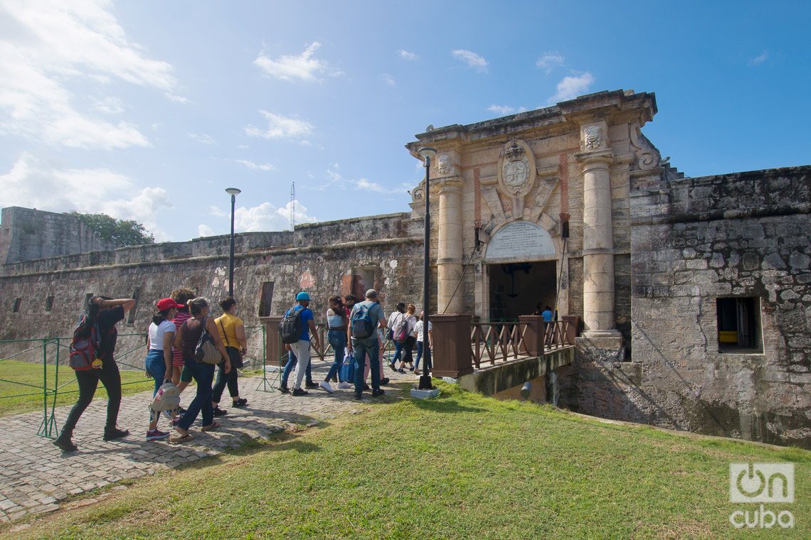 Personas entrando a la Fortaleza San Carlos de la Cabaña, sede principal de la Feria Internacional del Libro de La Habana 2022. Foto: Otmaro Rodríguez.
