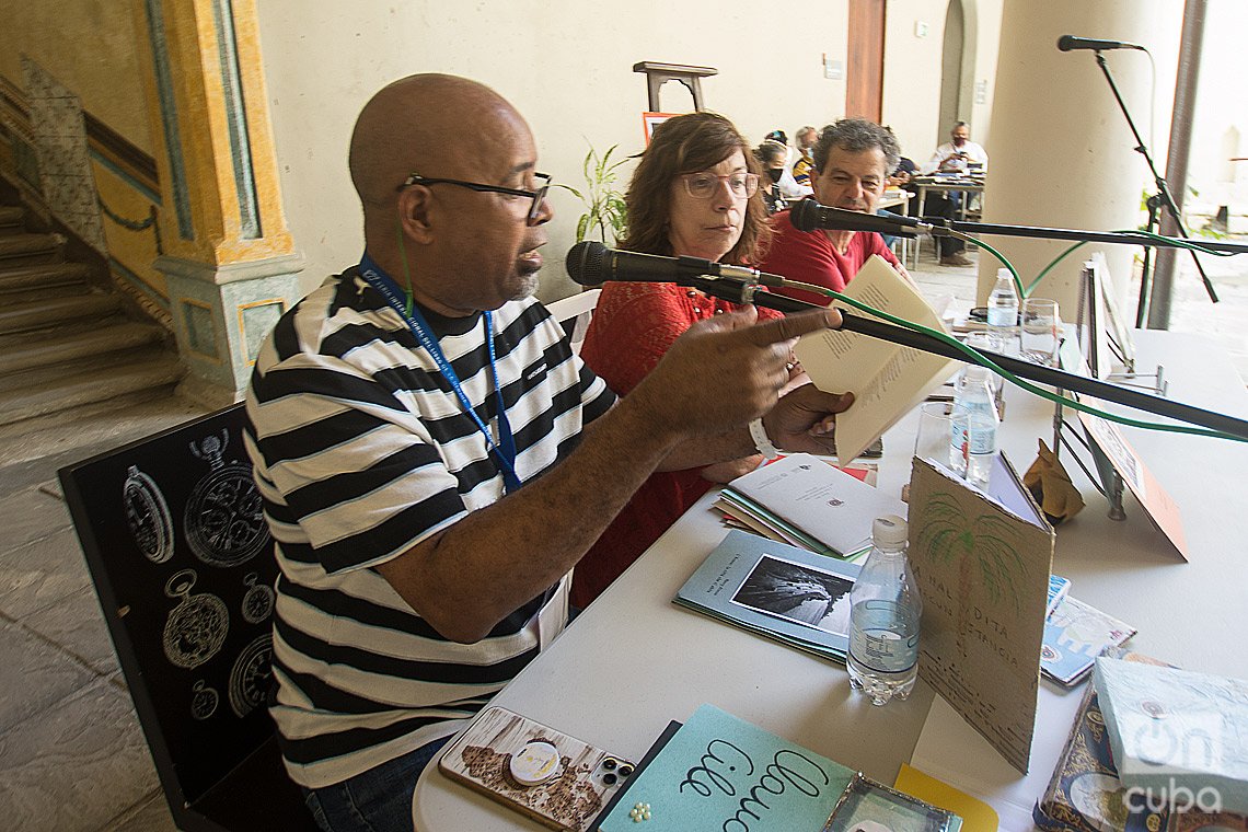 El escritor y repentista Alexis Díaz Pimienta (izq) discursa durante un panel de la Feria Internacional del Libro de La Habana 2022. Foto: Otmaro Rodríguez.