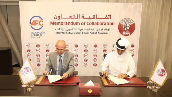 Los máximos directivos del fútbol en Cuba y Qatar firman un convenio de cooperación. Foto: Prensa Latina