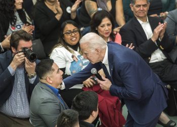 Biden con votantes hispanos. Foto: The Nevada Independent.
