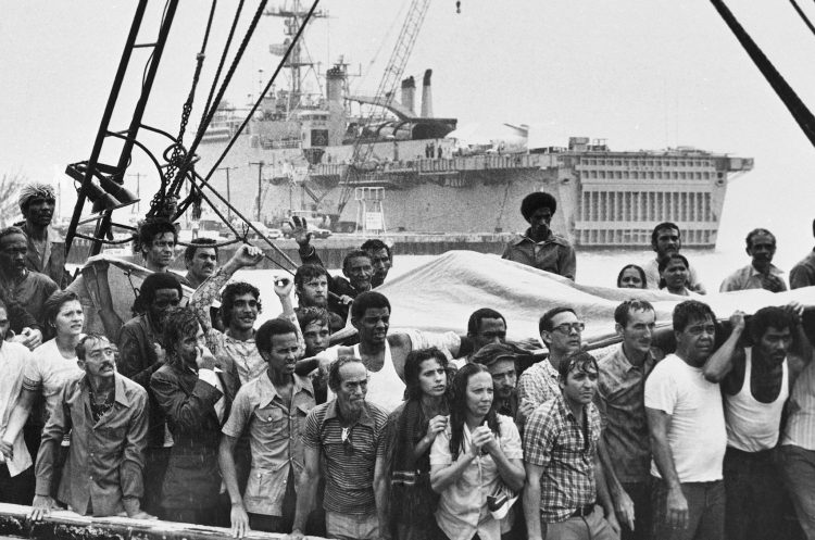 Cubanos que llegaron a Cayo Hueso, Florida, en 1980 durante el éxodo de Mariel. Foto: Eddie Adams/AP
