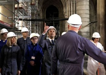 El presidente Macron y su esposa visitando Notre Dame. Foto: Bloomberg.