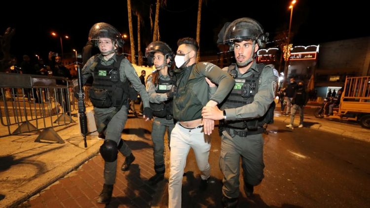 Un detenido palestino durante los enfrentamientos. Foto: TRT World.