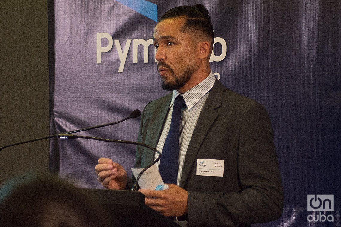 Oliesky Fabre del Castillo, fundador de la Mipyme privada Enparalelo SRL, interviene en el evento Pymelab 2022. Foto: Otmaro Rodríguez.